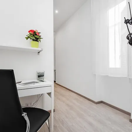 Konukevi Black Colosseo